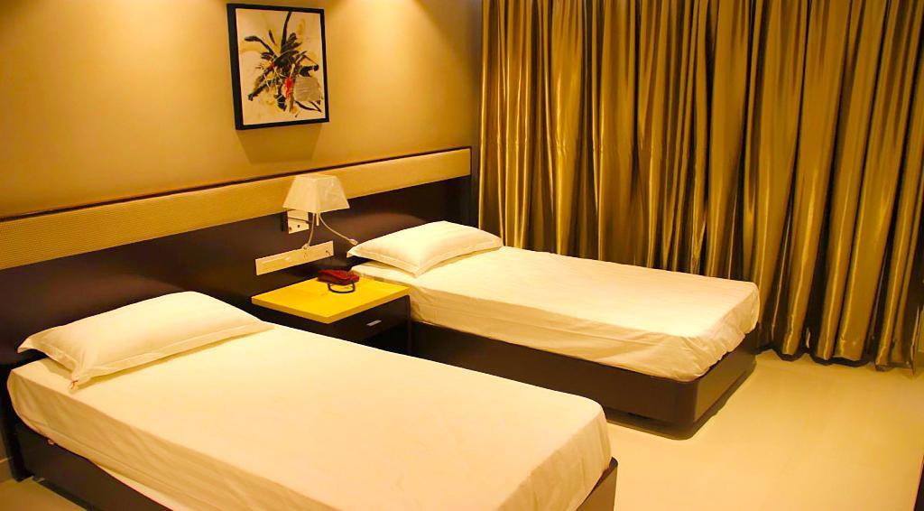Hotel Srivatsa Какинада Экстерьер фото